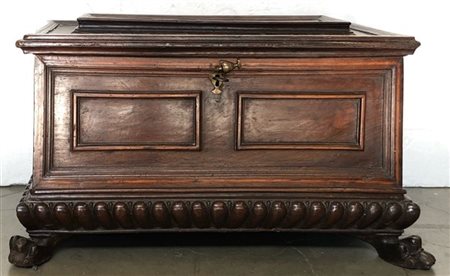 Antica cassapanca in noce con fronte, fianchi e coperchi pannelati e filettati