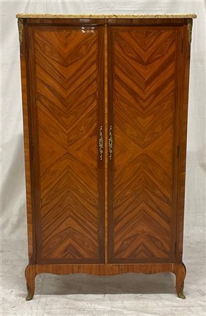 Armadio in legno intarsiato a due ante con guarnizioni in metallo dorato. Piedi