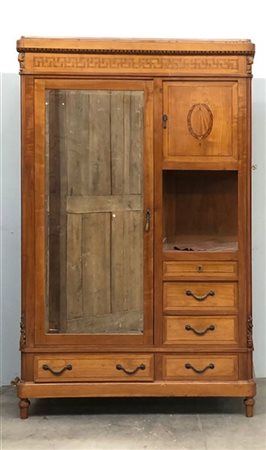 Armadio in legno a uno sportello con cassetti e vano a giorno, decorato da file