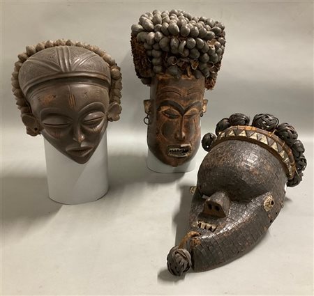 Arte africana, lotto di tre maschere di etnie differenti, legno scolpito, pigme