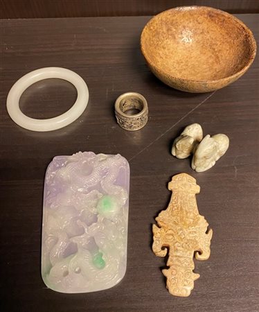 Lotto composto da sei oggetti tra cui una placca in pietra dura, un bracciale i