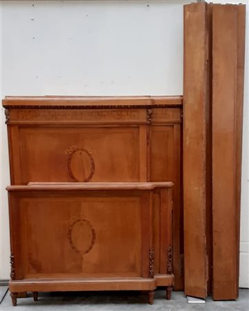 Lotto composto da due letti singoli uniti a un comodino con piano in marmo (dif