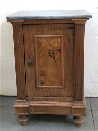 Comodino a uno sportello lastronato in radica di noce, piedi a cipolla e piano