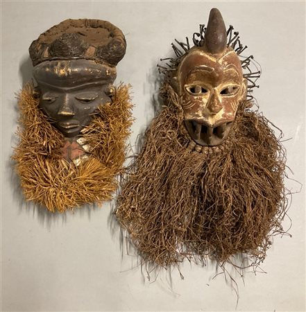 Arte africana, lotto di due maschere in legno scolpito e dipinto con chiodi, ju