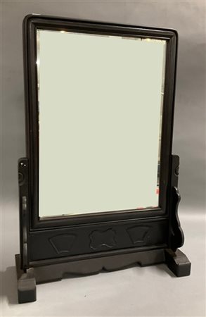 Specchio da tavolo in legno intagliato
Cina, fine dinastia Qing
(cm 57,2x40)