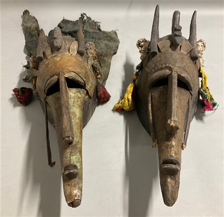 Arte africana, lotto di due maschere da guerriero, legno scolpito con tracce di