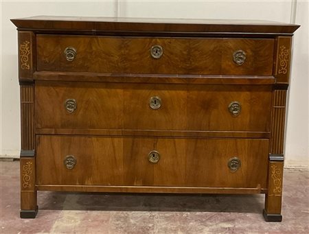 Comò a tre cassetti lastronato in piuma di noce, montanti filetatti e intarsiat