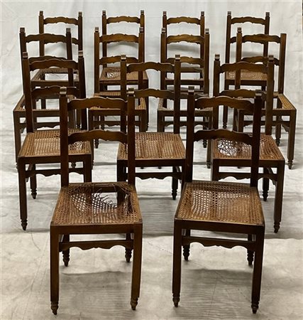 Gruppo di tredici sedie in legno con schienali a giorno e sedute in paglia di V