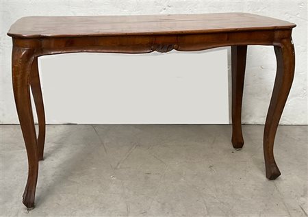 Tavolino da salotto in legno con gambe mosse e piano filettato (cm 80x48x40) (d