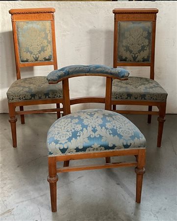 Lotto composto da una coppia di sedie in legno unite ad una poltroncina da came