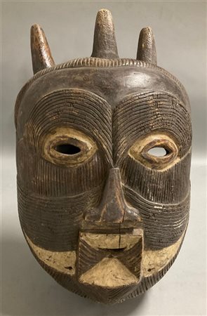 Arte africana, grande maschera in legno scolpito e pigmenti (h cm 45) (difetti)