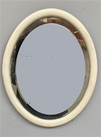 Specchio ovale con cornice in legno verniciata bianca. Italia, secolo XX. (cm 4