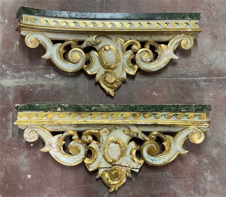 Coppia di fregi in legno intagliato, laccato e dorato, fascia inferiore laccata