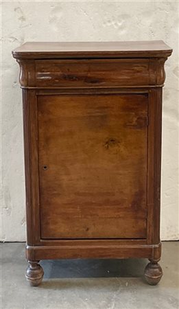 Comodino in legno ad un'anta ed un cassetto sul fronte,montanti rastremati pied