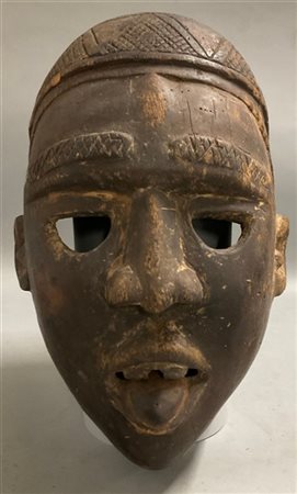 Arte africana, maschera casco in legno scolpito con tracce di pigmenti (h cm 40