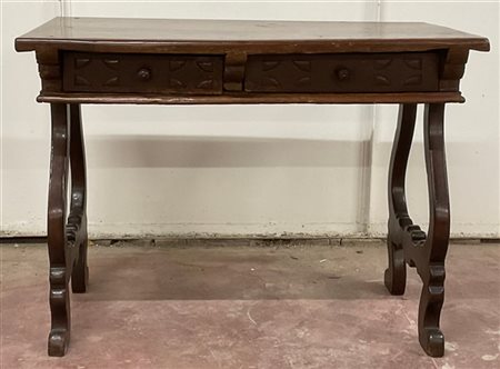 Antico tavolo a due cassetti in linea sottopiano, gambe sagomate (cm 104x76x58)