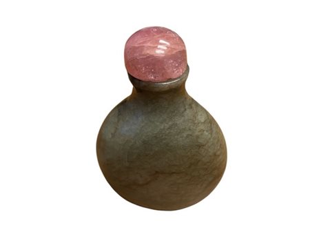 Snuff bottle in giada marezzata 
Cina, fine dinastia Qing
(h. max cm 8,2) (liev
