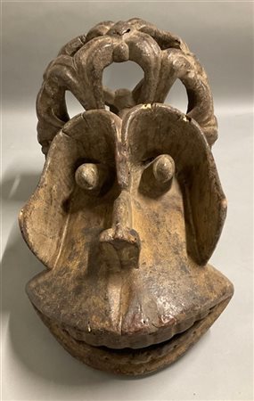 Arte africana, maschera in legno scolpito raffigurante una scimmia con la coron