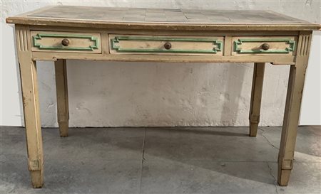 Tavolo in legno verniciato con piano decorato da tessere dipinte a scacchiera e