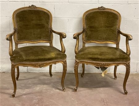 Coppia di poltrone di forma mossa in legno intagliato e dorato con sedute e spa