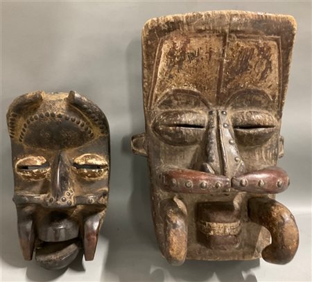 Arte africana, Costa d'Avorio, lotto di due maschere We-Guerè in legno scolpito