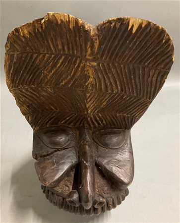 Arte africana, Camerun, maschera Batcham etnia Bamileke, legno scolpito e tracc