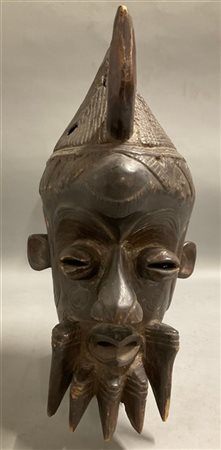 Arte africana, maschera in legno scolpito (h cm 46) (difetti e mancanze)

Colle