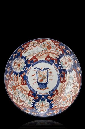 Grande piatto in porcellana a decoro Imari
Giappone, secolo XIX
(d. 46 cm.)