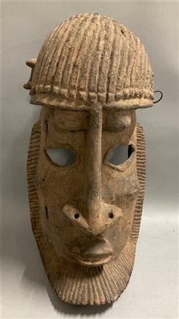 Arte africana, Mali, maschera Dogon in legno scolpito e pigmenti (h cm 35) (dif