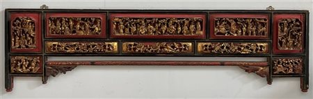 Grande fregio in legno intagliato e dorato con supporti in legno di epoca poste