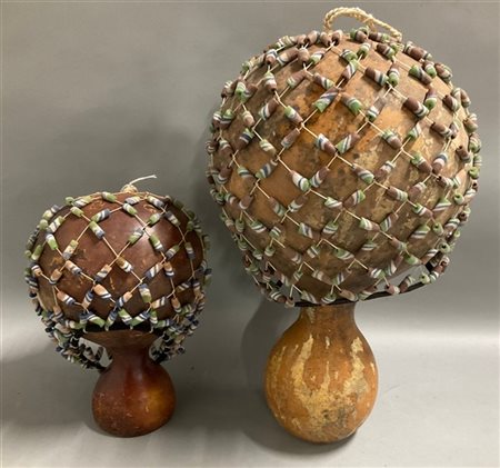 Arte africana, lotto di due shekere formati da zucche rivestite da perline (h c