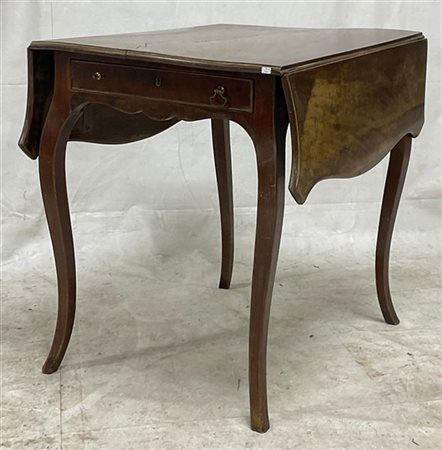 Tavolino ad alette in mogano con cassetto sottopiano, gambe e piano mossi (chiu