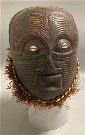 Arte africana, maschera casco in legno scolpito, rafia e cauri (h cm 21) (difet