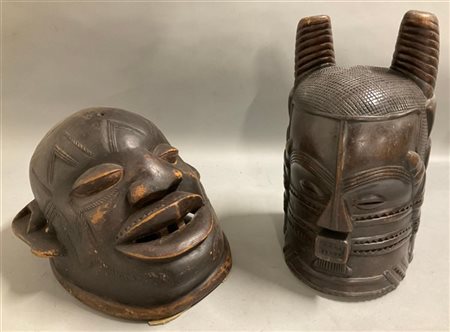 Arte africana, Congo, lotto di due maschere casco in legno scolpito (h max cm 3