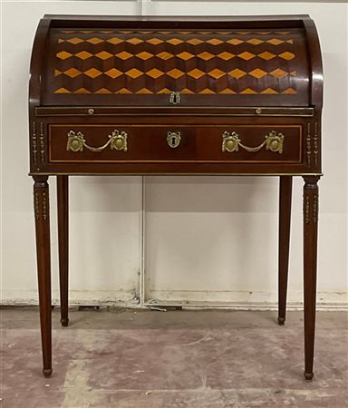 Scrittoio a rullo in legno filettato, anta intarsiata a marquetterie celante qu
