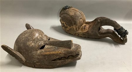 Arte africana, lotto di due maschere in legno scolpito, pigmenti e fili (h max