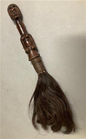 Arte africana, scacciamosche con manico in legno scolpito (l cm 45 circa) (dife