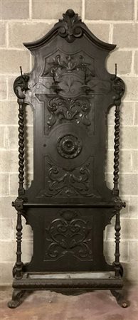 Appendiabiti da parete in legno intagliato con quattro grucce in ferro e vano p