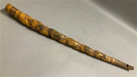 Arte africana, olifante in legno intagliato con decoro a figure e animali (l cm