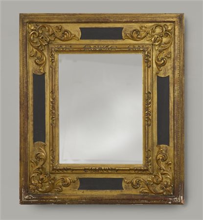 Specchiera con cornice in legno intagliato e dorato con inserti in legno dipint