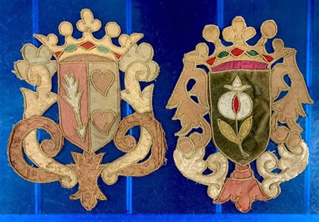 Cartone contenente numerosi centrini di pizzo ad ago e al tombolo di Cantù e du