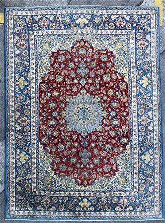 Tappeto Tabriz, Persia, secolo XX. Decoro con medaglione azzurro su campo rosso
