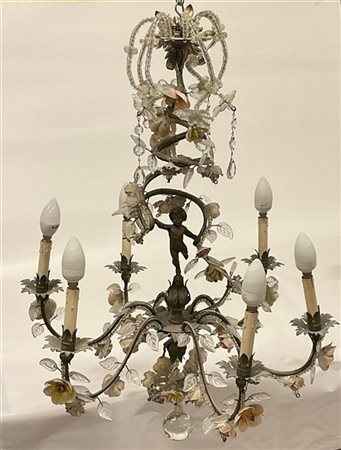 Lampadario in metallo a sei fiamme decorato da putto a tutto tondo, gocce in ve