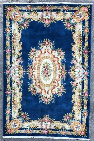 Tappeto Cina, secolo XX. Decorato con motivo francese. Medaglione ovale su camp