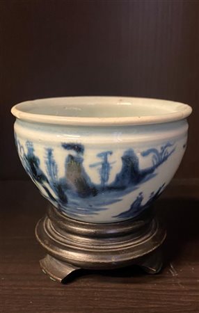 Piccola vasca in porcellana bianco e blu, con base in legno (d. cm 10)
Cina, in