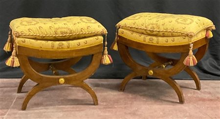 Coppia di panchetti in noce con gambe incrociate riunite da traversa tornita, s