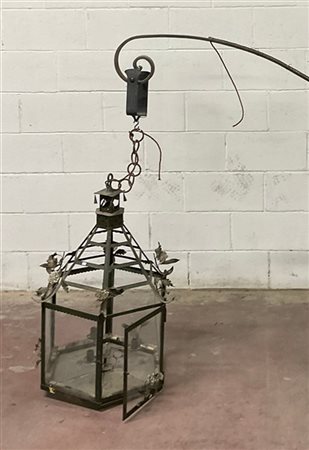 * Grande lanterna esagonale a tre fiamme in ferro laccato verde decorata a fogl