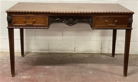 * Scrivania in mogano con fronte a due cassetti, fascia intagliata a motivi fog