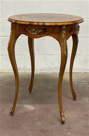 Tavolino di forma circolare in legno lastronato e filettato decorato con fregi