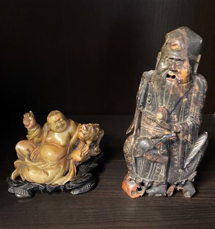 Due sculture in pietra saponaria raffiguranti saggio e budai, con una base in l